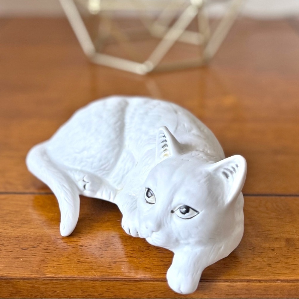 Vintage Bisque Porcelain White Cat Ledge Shelf Sitter Figurine Made In Taiwan - Picture 2 of 11